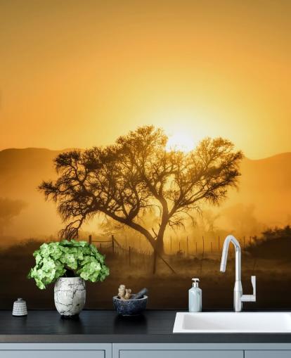 Papel pintado Amanecer dorado contra el árbol