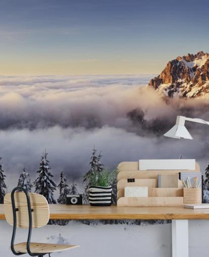 Decorazione murale con montagne nebbiose