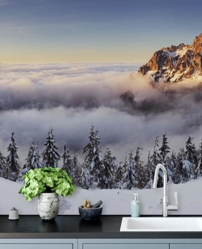 Decorazione murale con montagne nebbiose