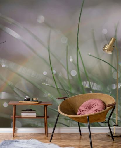 Decorazione murale con farfalla fotografata che atterra sull'erba