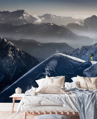 Camminatore sulla montagna innevata