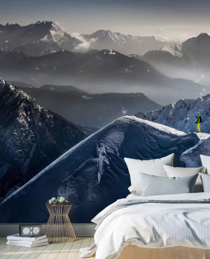 Marcheur sur la montagne enneigée