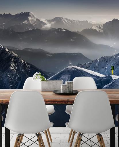 Camminatore sulla montagna innevata Camminatore sulla montagna innevata