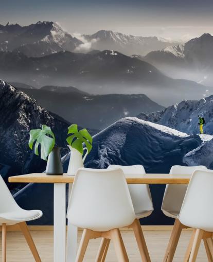 Camminatore sulla montagna innevata Camminatore sulla montagna innevata