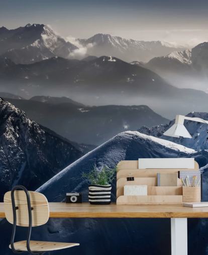 Gehhilfe auf dem verschneiten Berg