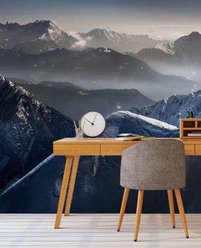 Marcheur sur la montagne enneigée