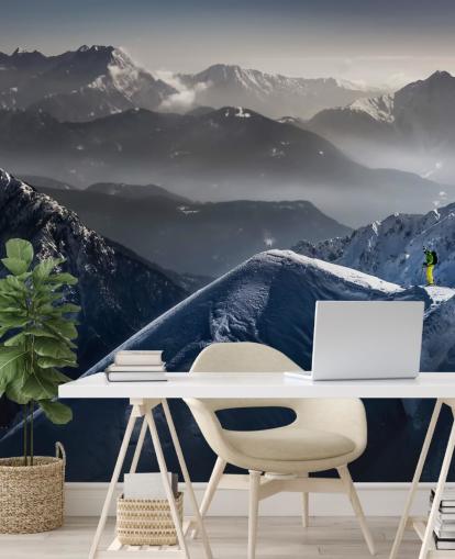 Gehhilfe auf dem verschneiten Berg Gehhilfe auf dem verschneiten Berg