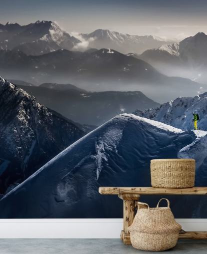 Gehhilfe auf dem verschneiten Berg