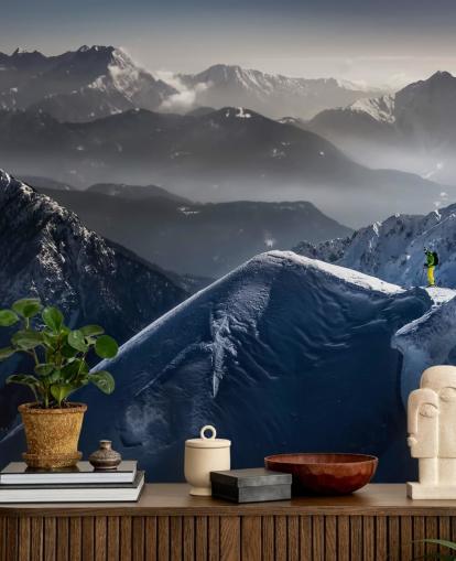 Gehhilfe auf dem verschneiten Berg