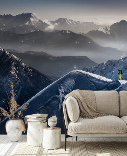 Gehhilfe auf dem verschneiten Berg