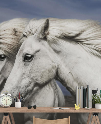 Decorazione murale con cavalli bianchi nel vento