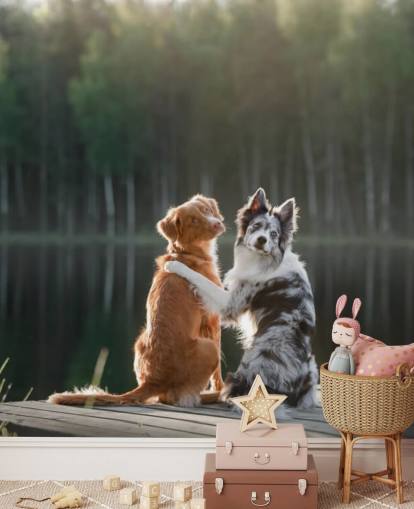 zwei Hunde saßen mit den Armen umeinander an einem See Fototapete