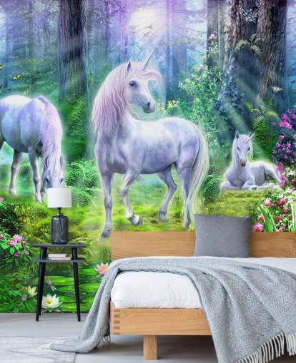 tre unicorni bianchi incandescenti nella carta da parati della foresta