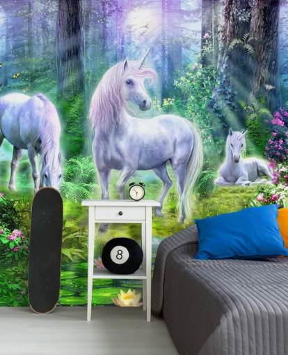 tre unicorni bianchi incandescenti nella carta da parati della foresta