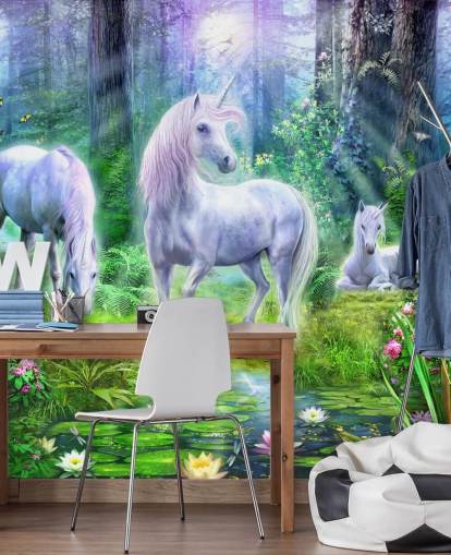 papel pintado de tres unicornios blancos brillantes en el bosque