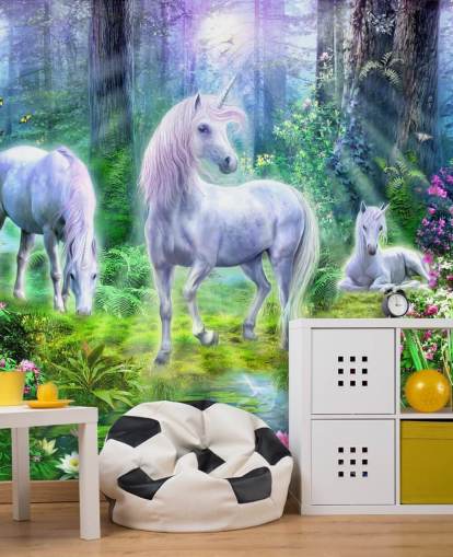 papel pintado de tres unicornios blancos brillantes en el bosque