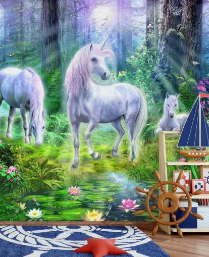 papel pintado de tres unicornios blancos brillantes en el bosque