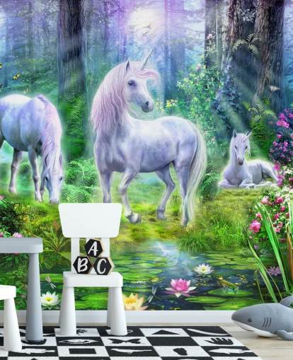 papel pintado de tres unicornios blancos brillantes en el bosque