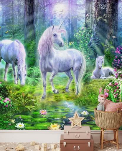 tre unicorni bianchi incandescenti nella carta da parati della foresta