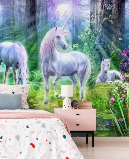 trois licornes blanches brillantes dans le papier peint de la forêt