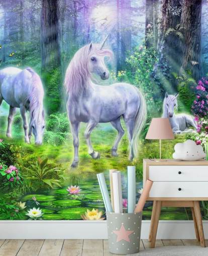 tre unicorni bianchi incandescenti nella carta da parati della foresta