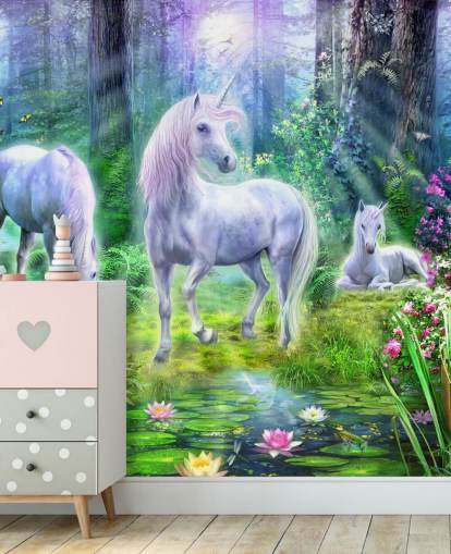 três unicórnios brancos brilhantes no papel de parede da floresta