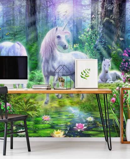 papel pintado de tres unicornios blancos brillantes en el bosque