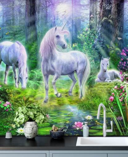 papel pintado de tres unicornios blancos brillantes en el bosque