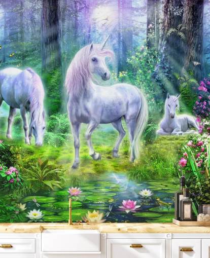 papel pintado de tres unicornios blancos brillantes en el bosque
