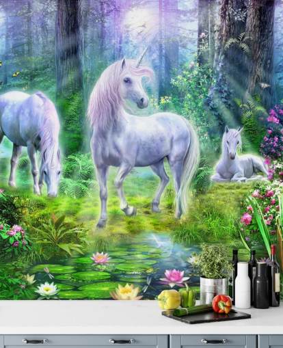 tre unicorni bianchi incandescenti nella carta da parati della foresta