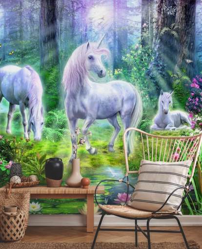 papel pintado de tres unicornios blancos brillantes en el bosque