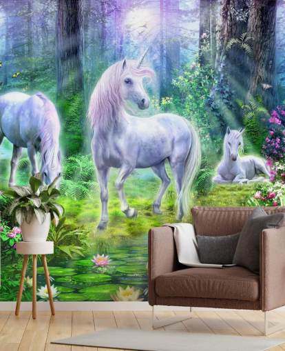 papel pintado de tres unicornios blancos brillantes en el bosque