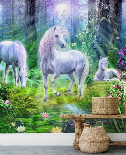 papel pintado de tres unicornios blancos brillantes en el bosque