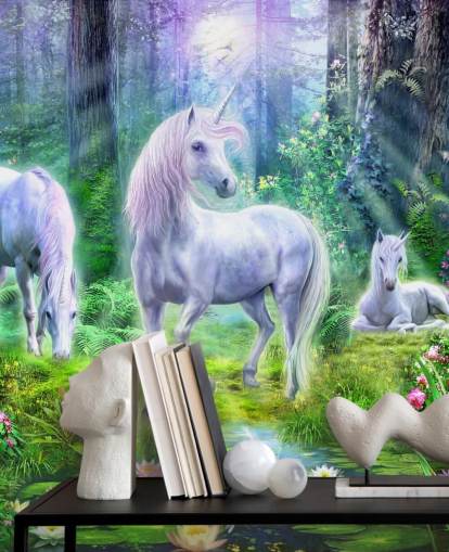 papel pintado de tres unicornios blancos brillantes en el bosque