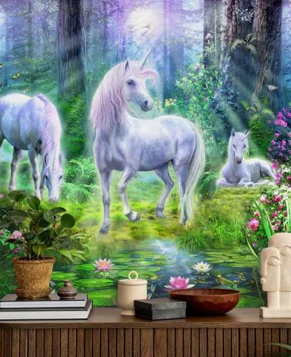 papel pintado de tres unicornios blancos brillantes en el bosque