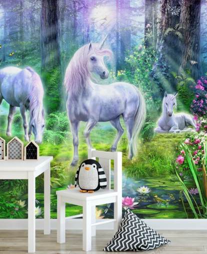 papel pintado de tres unicornios blancos brillantes en el bosque