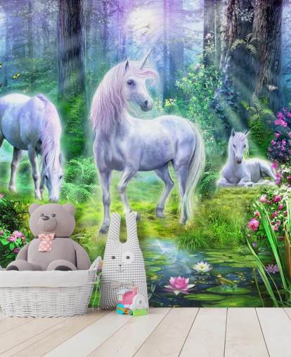 papel pintado de tres unicornios blancos brillantes en el bosque