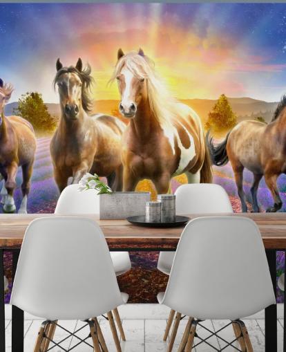 braune Pferde gehen im Lavendelfeld Tapete