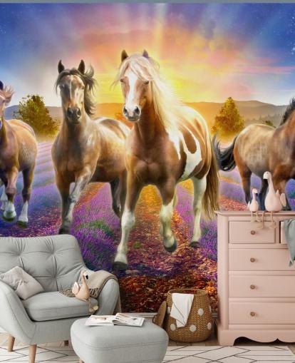 cheval brun marchant dans le champ de lavande papier peint