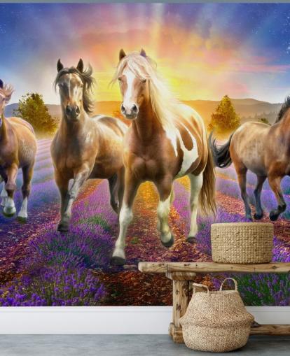 caballos marrones caminando en fondo de pantalla de campo lavanda