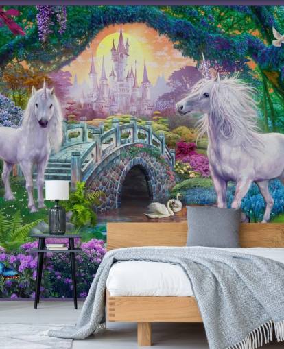 Dos unicornios blancos brillantes en un encantador y colorido papel tapiz de jardín