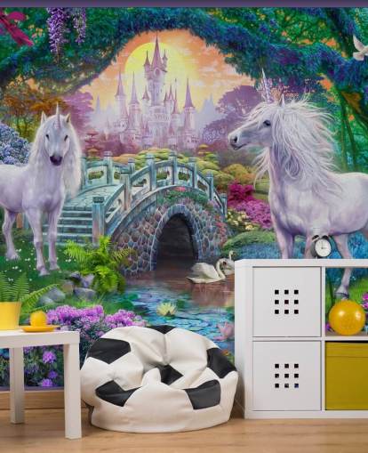 due unicorni bianchi incandescenti in un'incantevole carta da parati da giardino colorata due unicorni bianchi incandescenti in un'incantevole carta da parati da giardino colorata