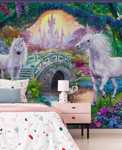 Deux licornes blanches brillantes dans un magnifique papier peint de jardin coloré