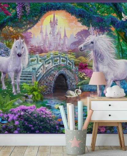 Dos unicornios blancos brillantes en un encantador y colorido papel tapiz de jardín Dos unicornios blancos brillantes en un encantador y colorido papel tapiz de jardín