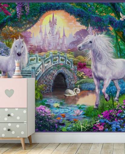 twee gloeiende witte eenhoorns in betoverend kleurrijk tuinbehang