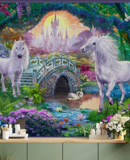 Dos unicornios blancos brillantes en un encantador y colorido papel tapiz de jardín