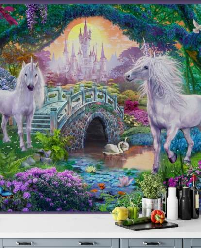 due unicorni bianchi incandescenti in un'incantevole carta da parati da giardino colorata due unicorni bianchi incandescenti in un'incantevole carta da parati da giardino colorata