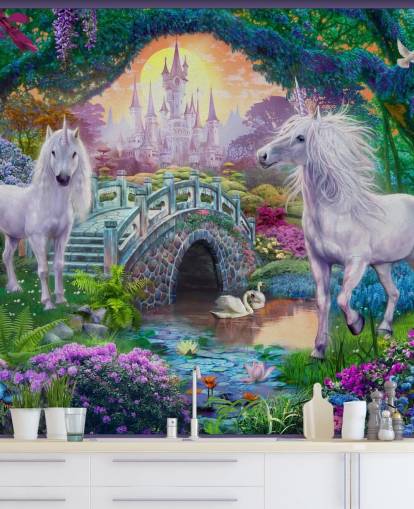 twee gloeiende witte eenhoorns in betoverend kleurrijk tuinbehang