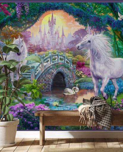 twee gloeiende witte eenhoorns in betoverend kleurrijk tuinbehang
