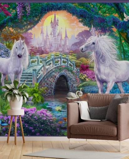 Dos unicornios blancos brillantes en un encantador y colorido papel tapiz de jardín